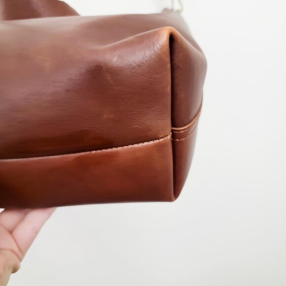 Madewell The Transport Bucket Bag in Soft Mahogany - Picture 5 of 11